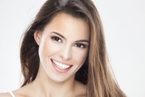 brunette-woman-head-tilt