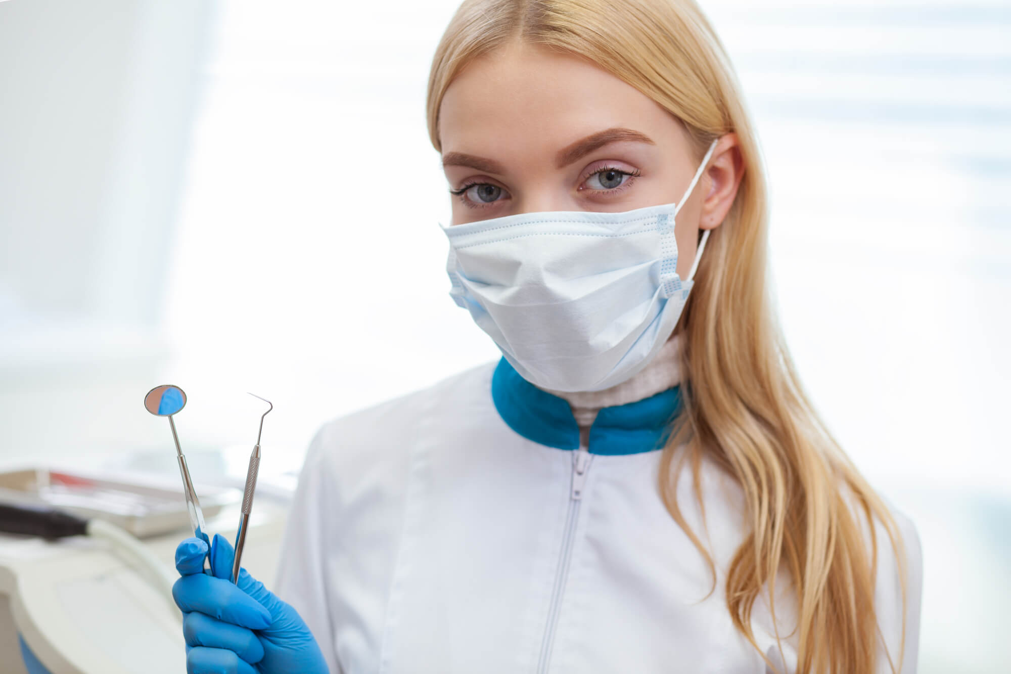 emergency dentist las vegas wearing a mask