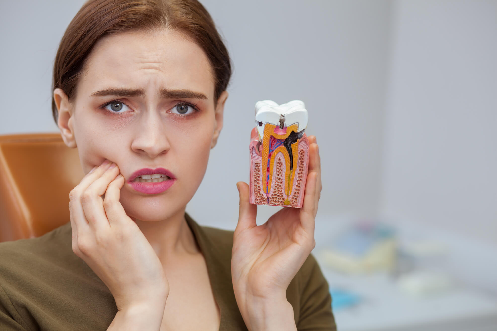 woman suffering severe tooth pain needs to see an emergency dentist las vegas