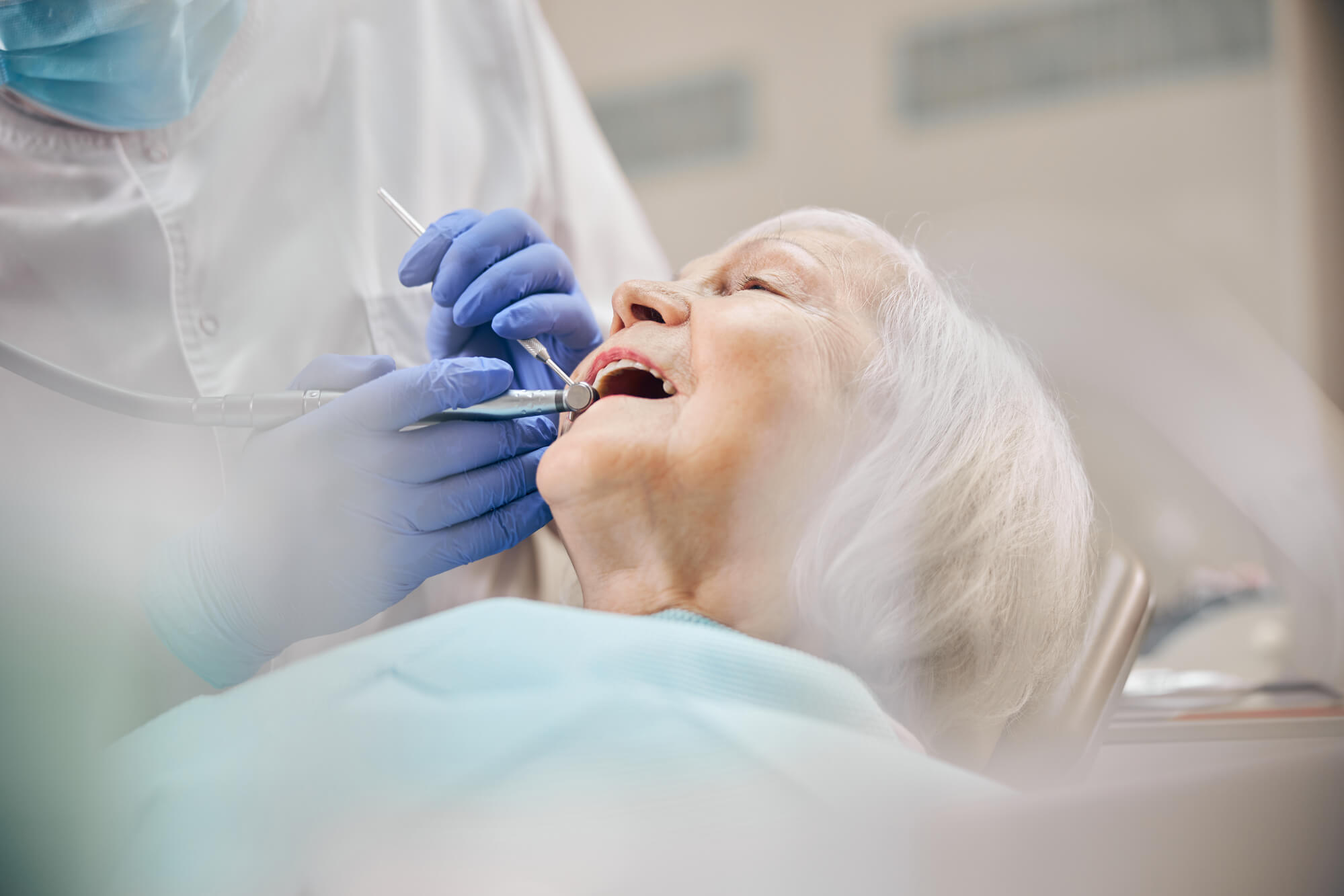 senior patient sees an emergency dentist las vegas